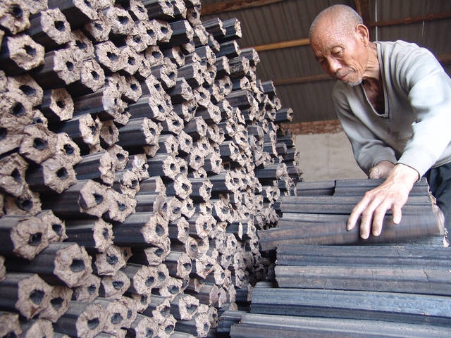 致富大參考：用鋸末邊角料加工機(jī)制木炭賺錢嗎？